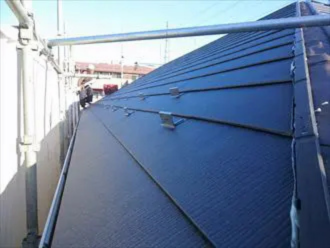 ネイビー色のガルバ屋根